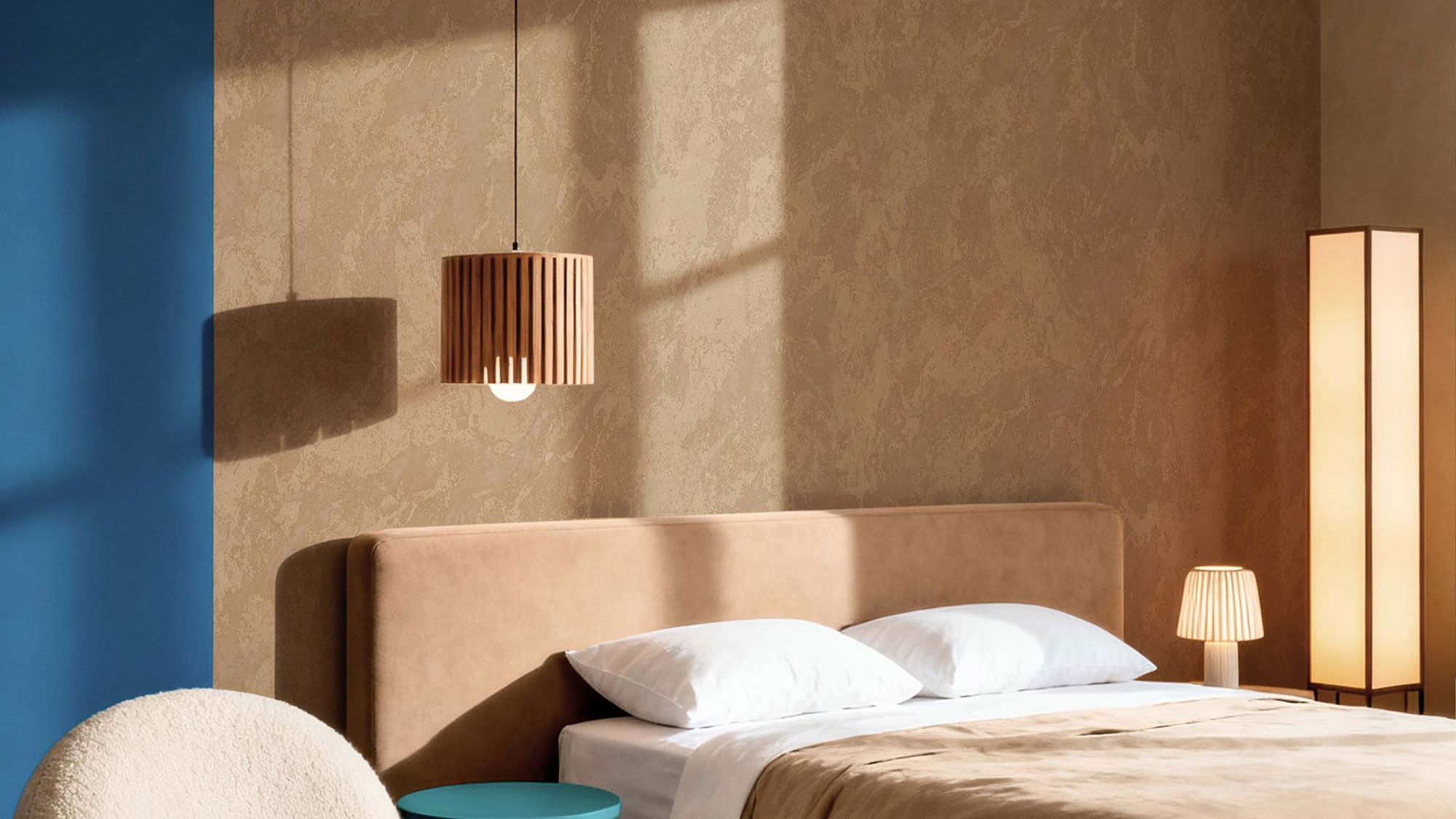 Camera da letto con carta da parati decorativa sulla parete della testiera