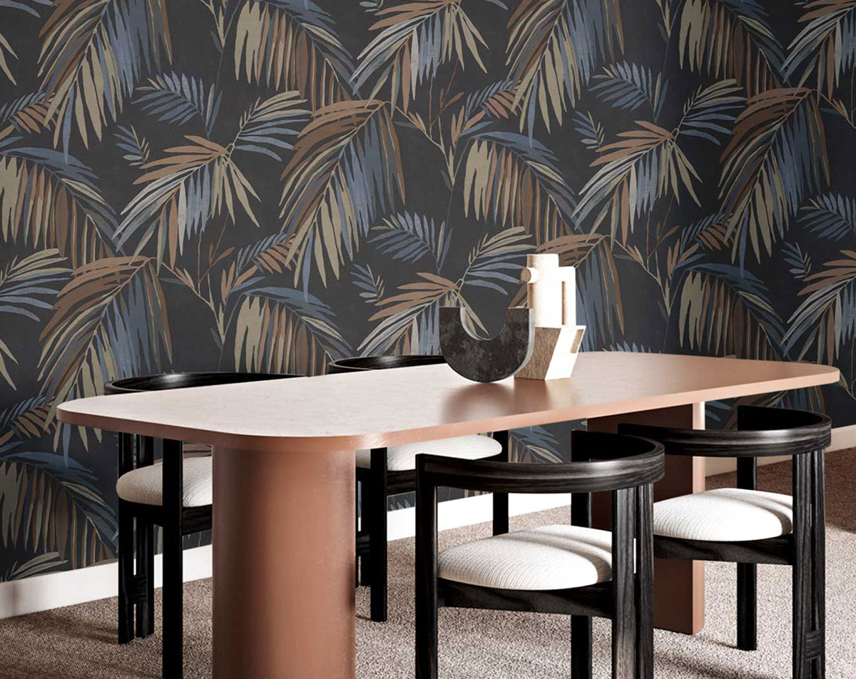 Sala da pranzo con carta da parati scenografica sulla parete dietro al tavolo