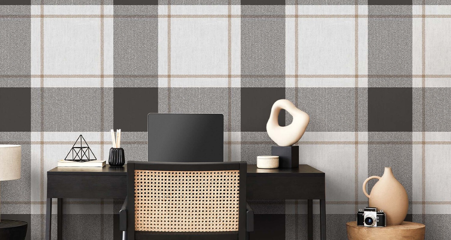 Home studio con carta da parati tartan in palette contemporanea nero, bianco e avorio