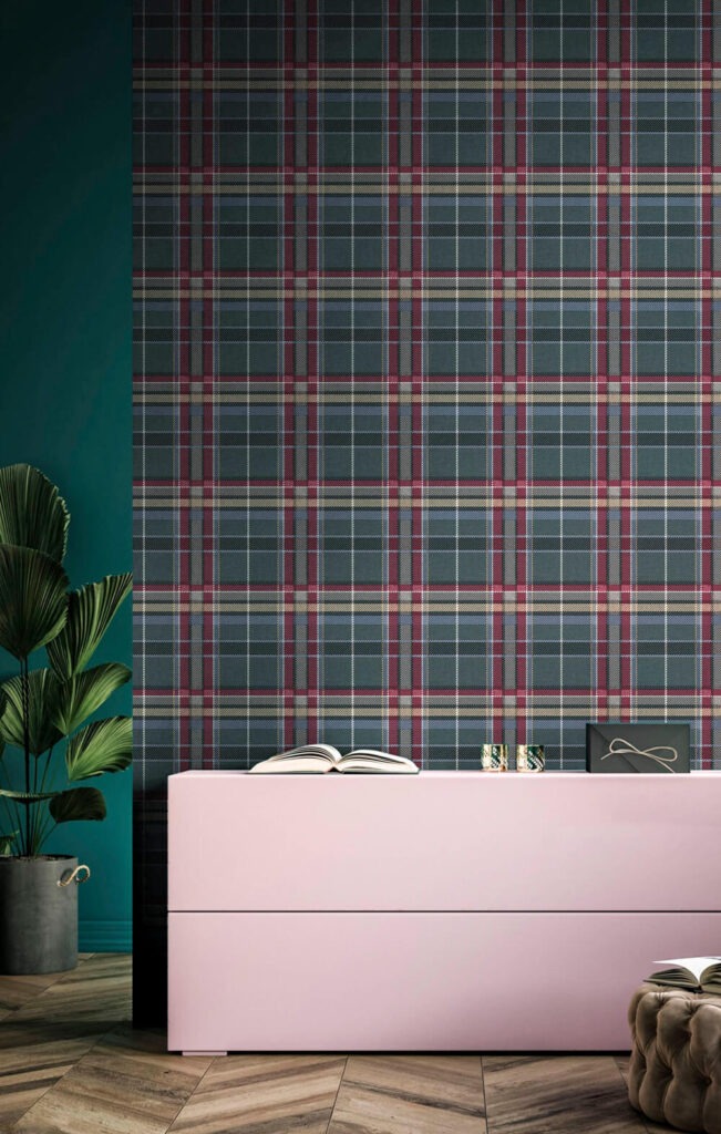 Carta da parati tartan nella palette classica rosso verde e blu navy su parete di soggiorno