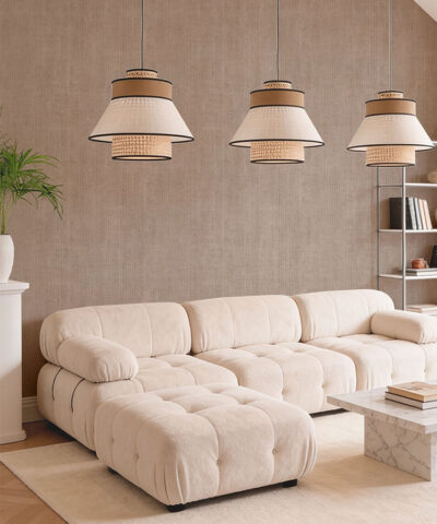Carta da parati effetto lino CENERE della collezione GENESI in soggiorno moderno con divano beige e lampade a sospensione.