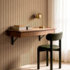 Carta da parati a righe verticali NODO beige in angolo studio con arredi moderni